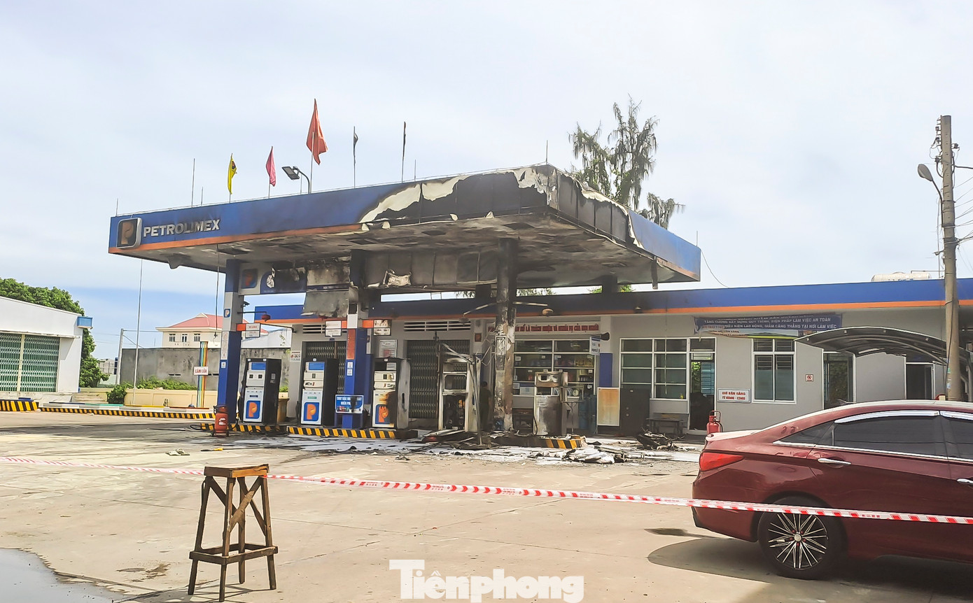 Cây xăng bị hư hỏng nặng sau đám cháy. Ảnh: Trương Định