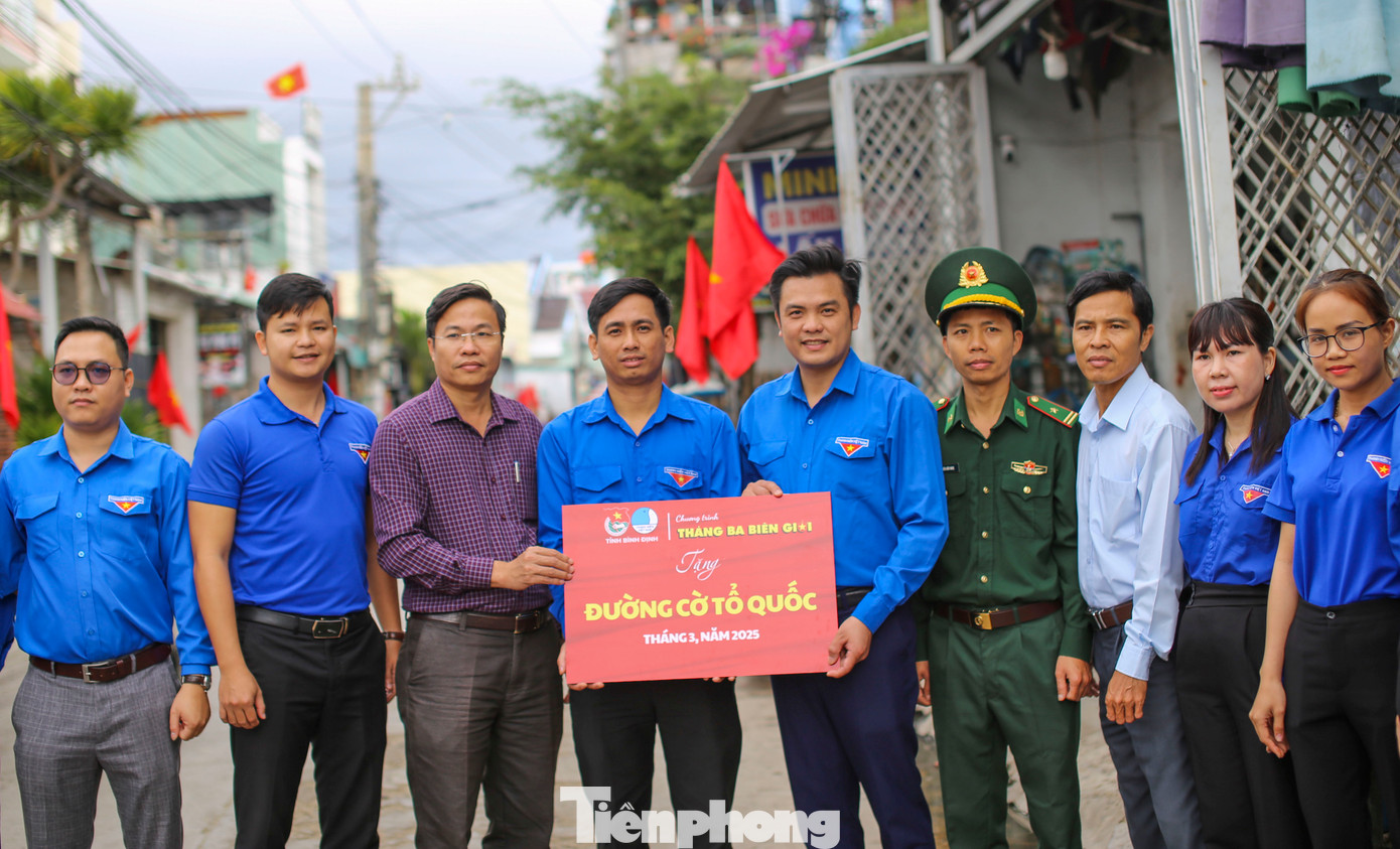 Khánh thành công trình thanh niên “Đường cờ Tổ quốc”. Ảnh: Trương Định