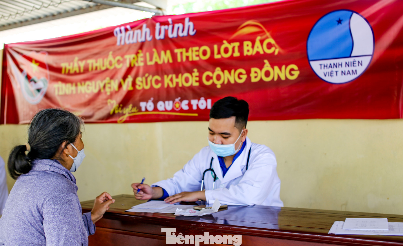 Tổ chức khám bệnh, phát thuốc cho người dân. Ảnh: Trương Định