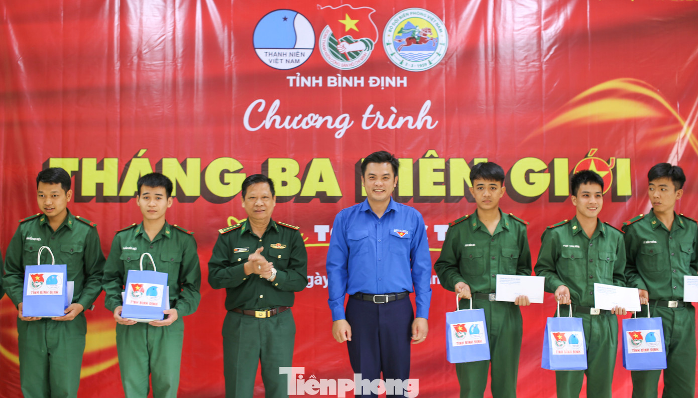 Trao tặng quà các chiến sĩ đang thực hiện nghĩa vụ tại đồn Biên phòng Cát Khánh. Ảnh: Trương Định