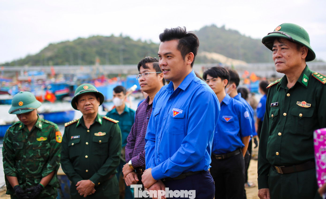 Lãnh đạo Tỉnh Đoàn Bình Định thăm, tặng quà đội thanh niên tình nguyện thực hiện chương trình làm sạch biển. Ảnh: Trương Định