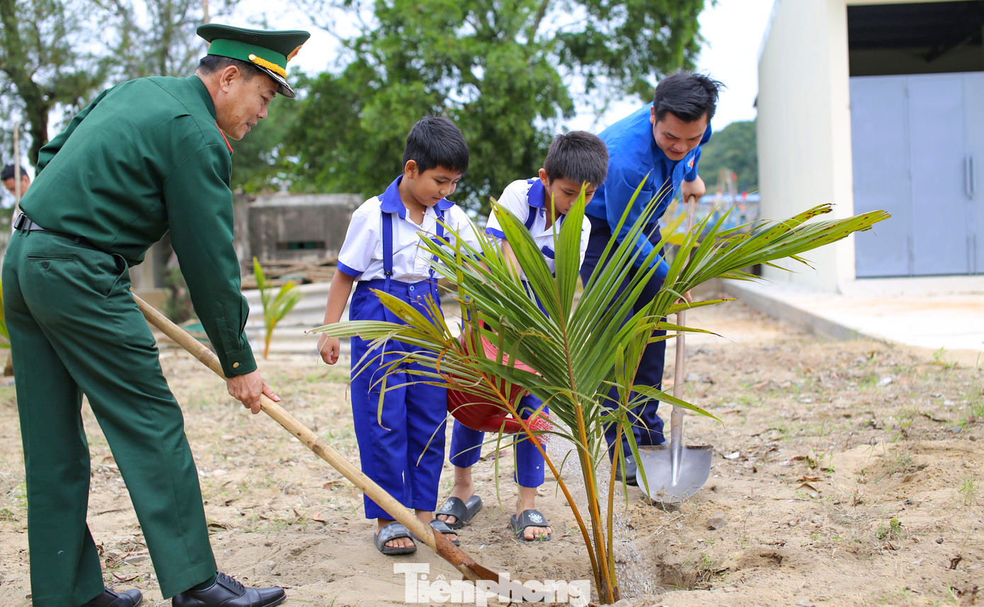 Trao tặng công trình “Vườn dừa thanh niên” cho đồn Biên phòng Cát Khánh.