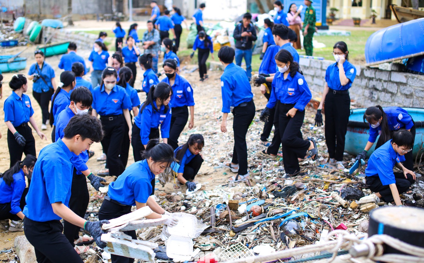 Ra quân dọn rác bờ biển. Ảnh: Trương Định