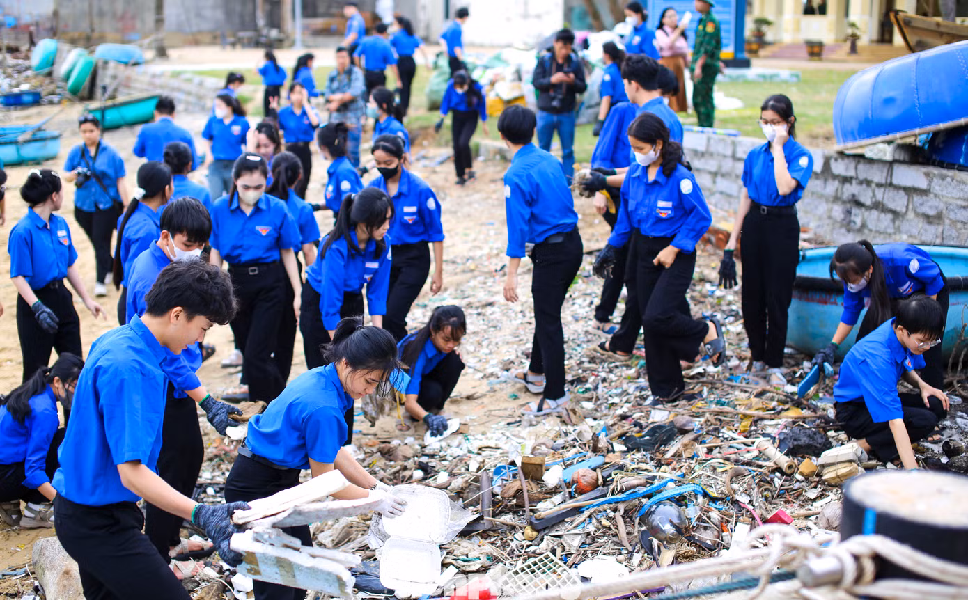 Ra quân dọn rác bờ biển. Ảnh: Trương Định