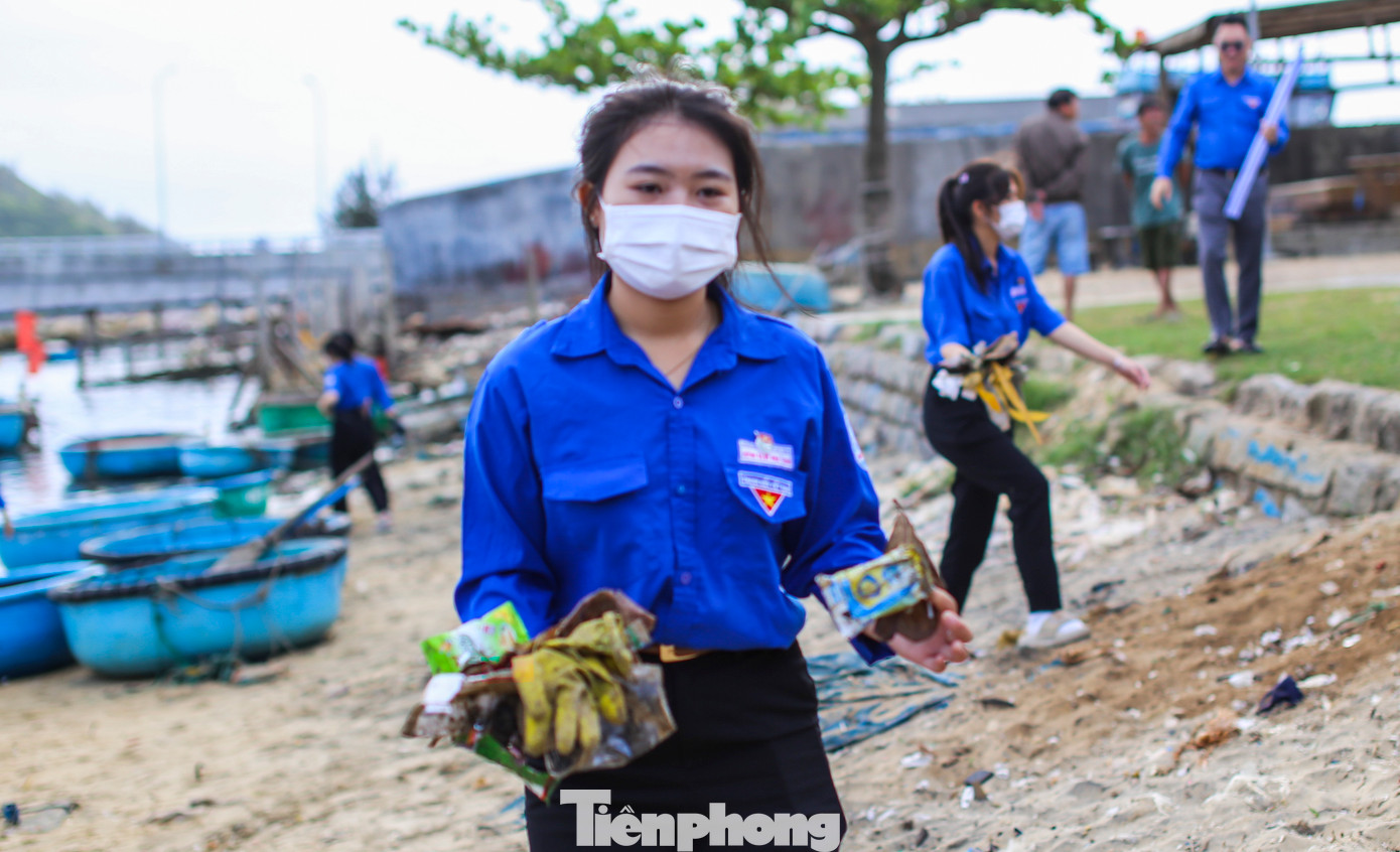 Ra quân dọn rác bờ biển. Ảnh: Trương Định
