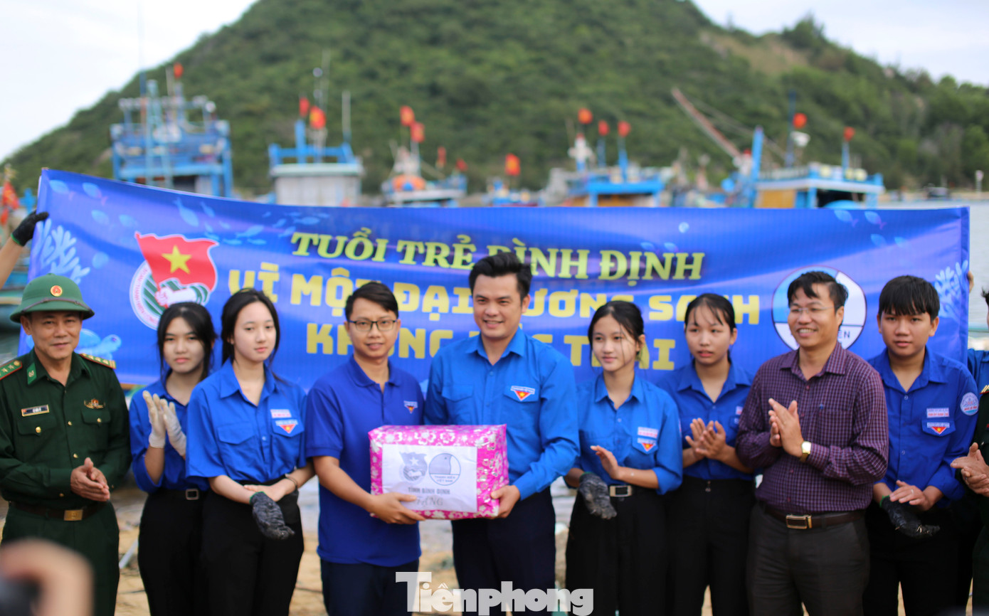 Lãnh đạo Tỉnh Đoàn Bình Định thăm, tặng quà đội thanh niên tình nguyện thực hiện chương trình làm sạch biển. Ảnh: Trương Định