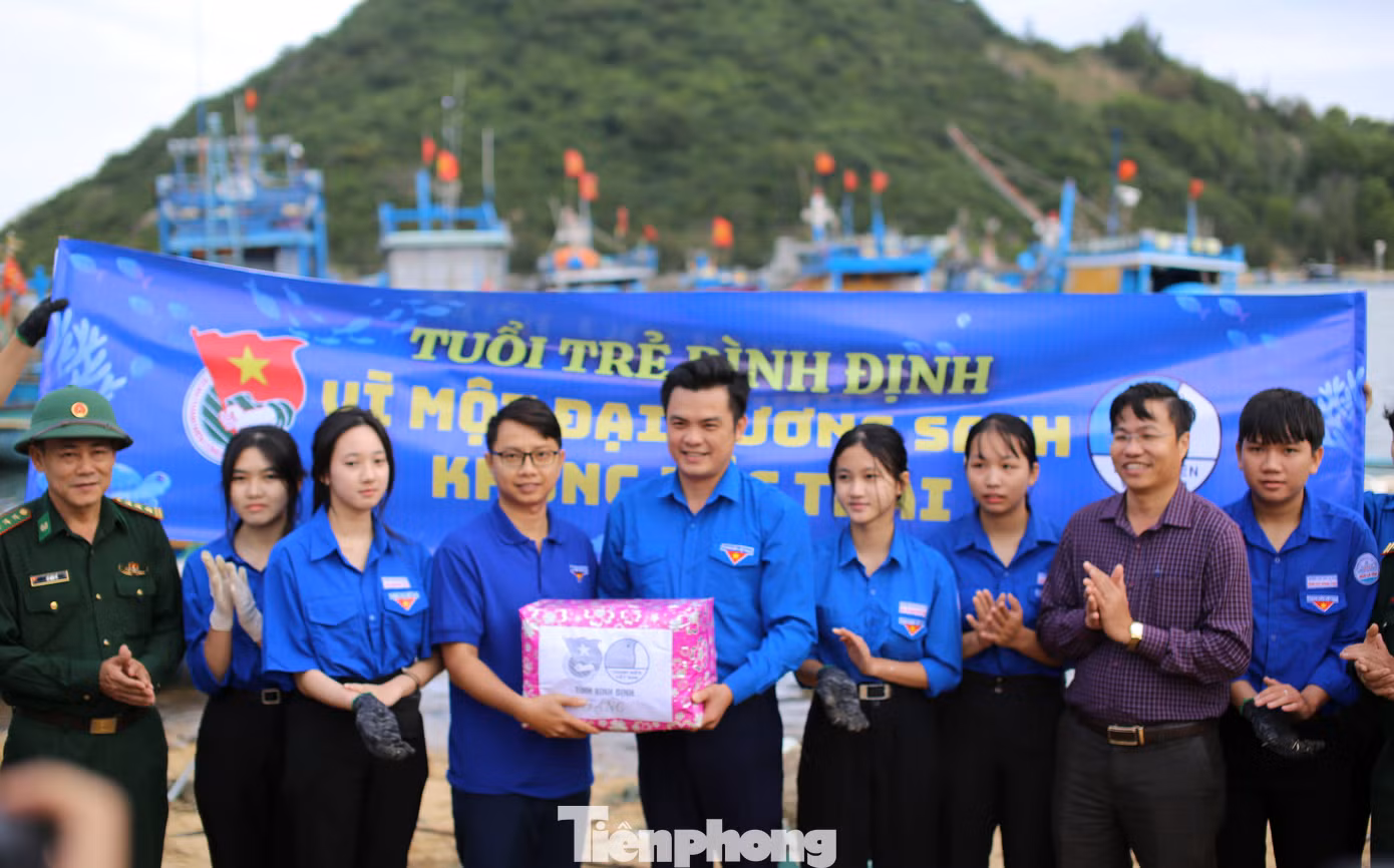 Lãnh đạo Tỉnh Đoàn Bình Định thăm, tặng quà đội thanh niên tình nguyện thực hiện chương trình làm sạch biển. Ảnh: Trương Định