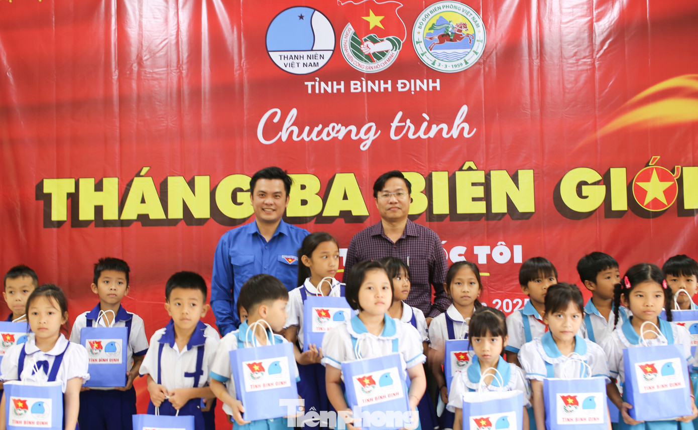 Trao quà cho các em học sinh. Ảnh: Trương Định