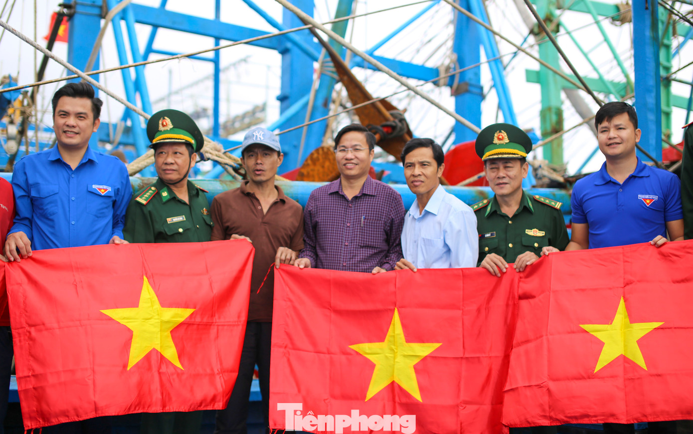 Trao tặng cờ Tổ quốc cho ngư dân. Ảnh: Trương Định