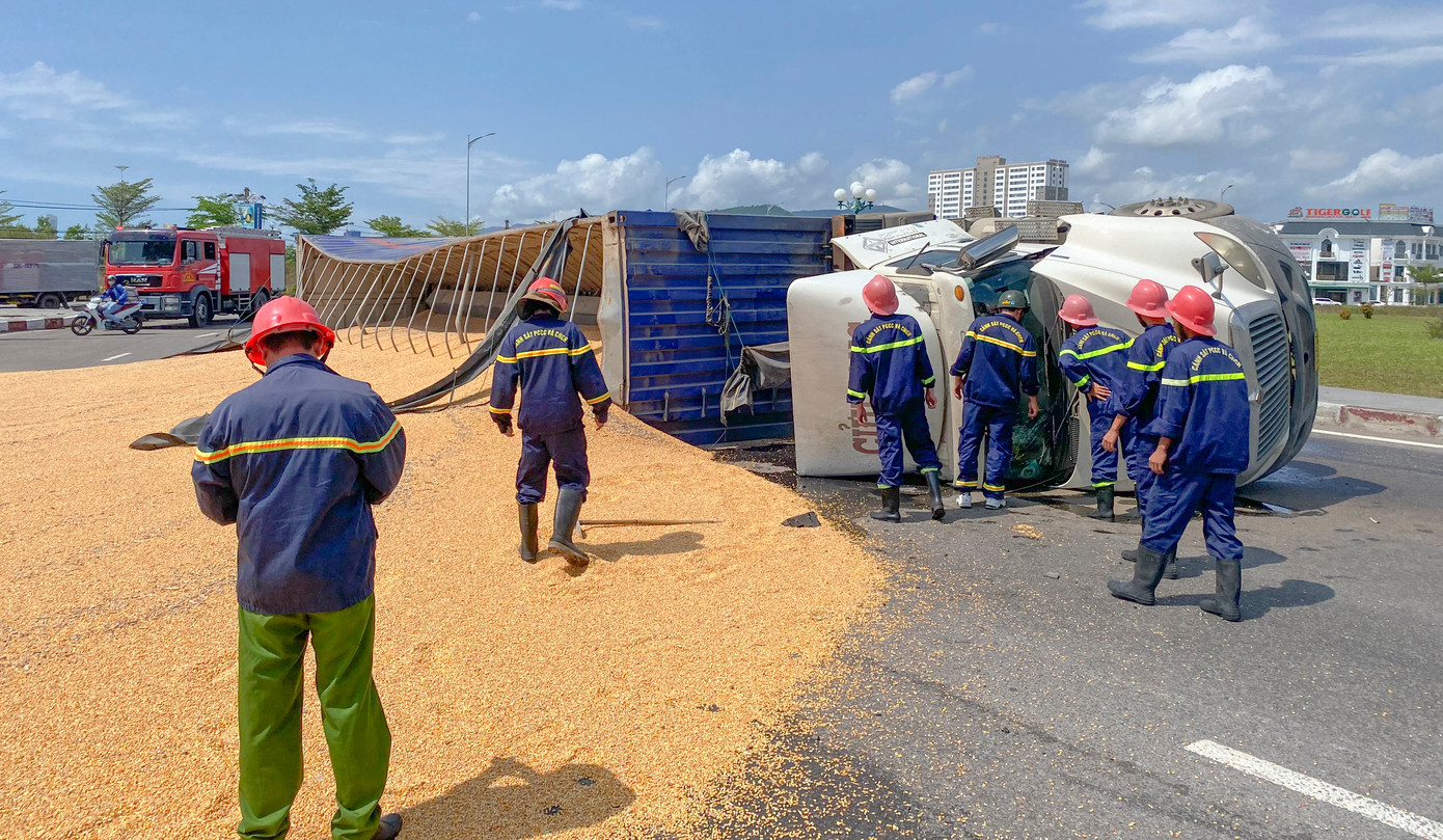 Xe container chở bắp bị lật trên đường. Ảnh: A.D