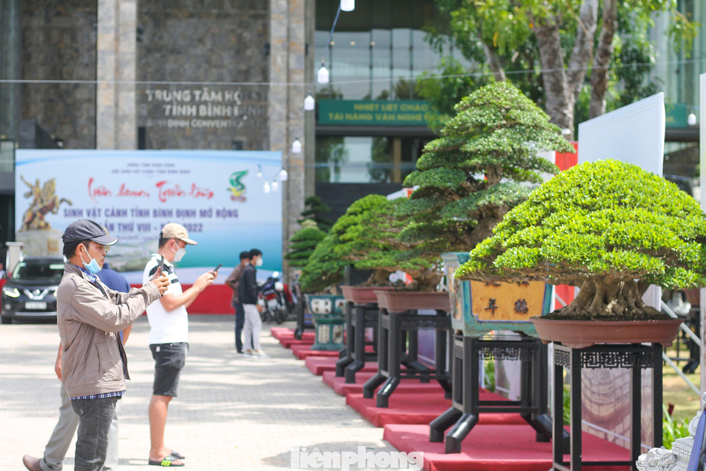 Liên hoan, triển lãm thu hút đông đảo người dân đến tham quan, chiêm ngưỡng, chụp ảnh.