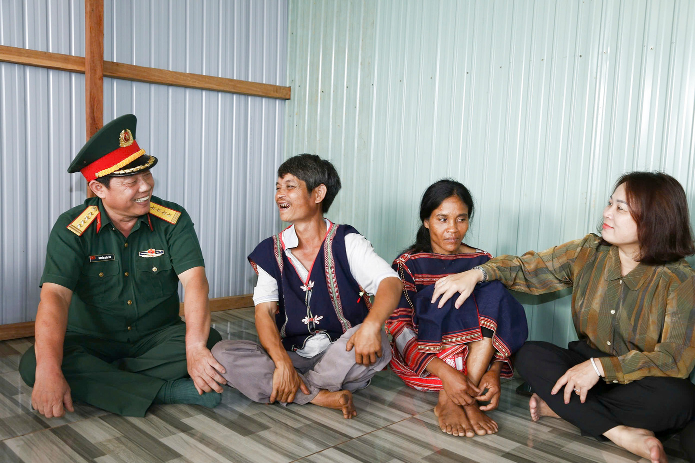 Niềm vui người dân trong ngôi nhà mới. Niềm vui người dân trong ngôi nhà mới.