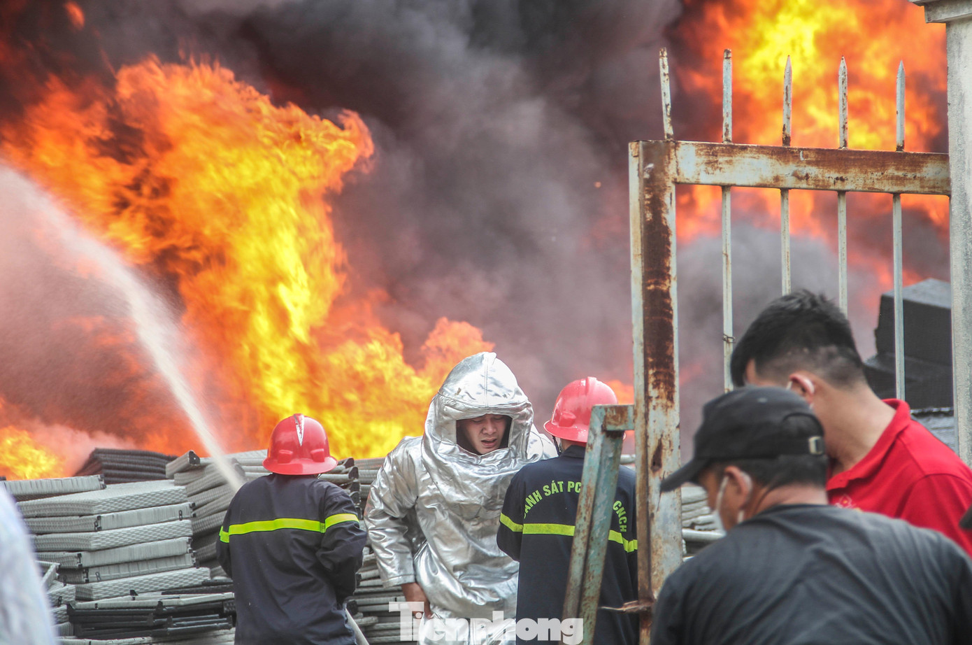 Được biết, Chi nhánh Công ty thương mại Thăng Long chuyên sản xuất gỗ giả mây, gạch men, đồ gỗ. Vì những vật liệu dễ bắt lửa nên đám cháy nhanh chóng bùng phát dữ dội.