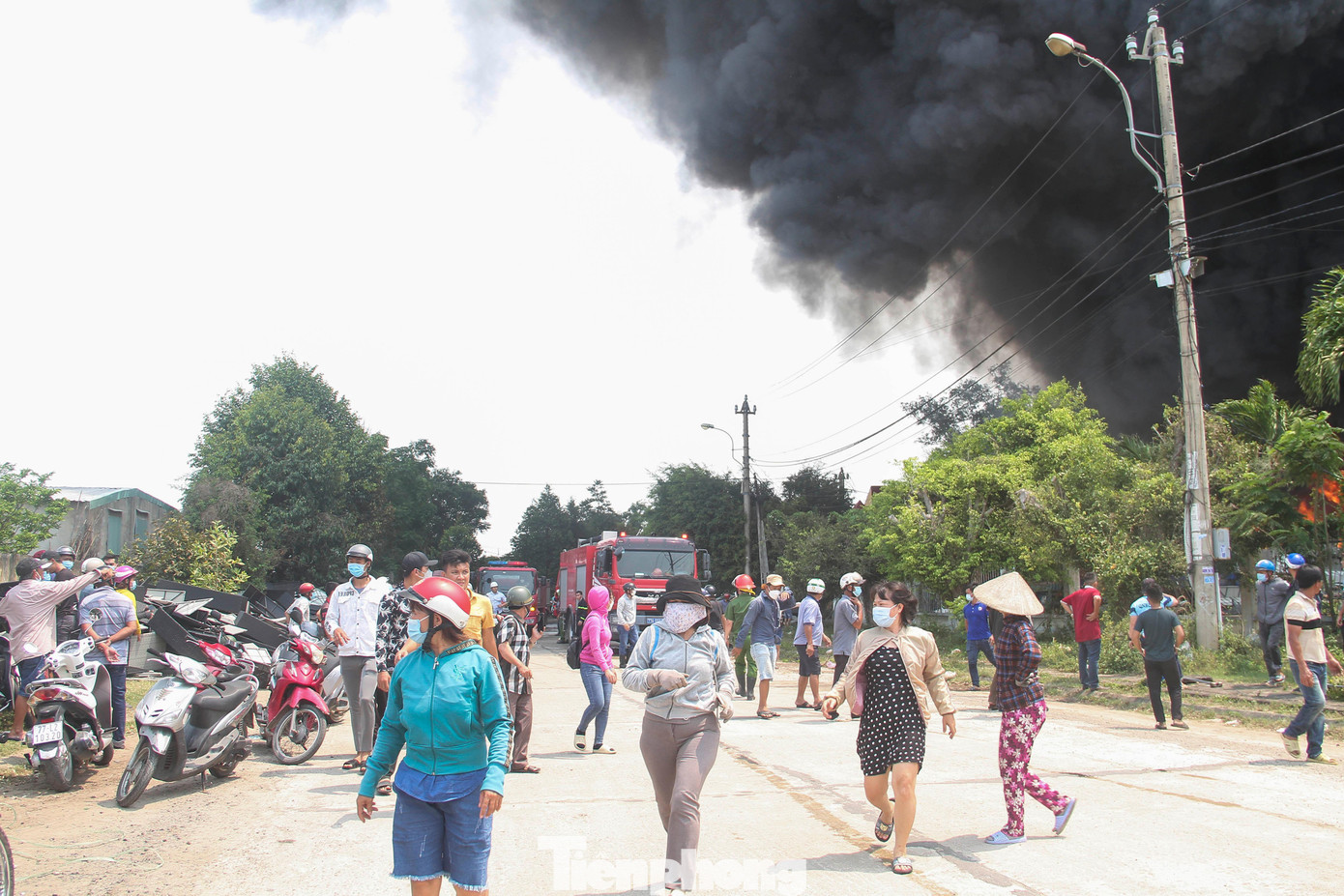 Rất đông người dân theo dõi sự việc. Hiện công tác chữa cháy vẫn đang tiếp tục.