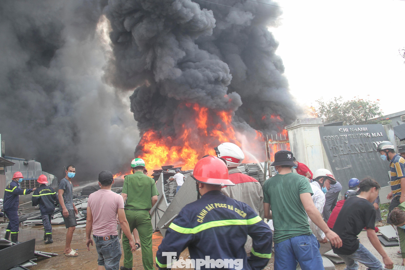 Ghi nhận của PV, đến 11h trưa đám cháy vẫn còn bùng phát dữ dội, lực lượng chức năng, người dân tích cực triển khai công tác chữa cháy. Ảnh: Trương Định