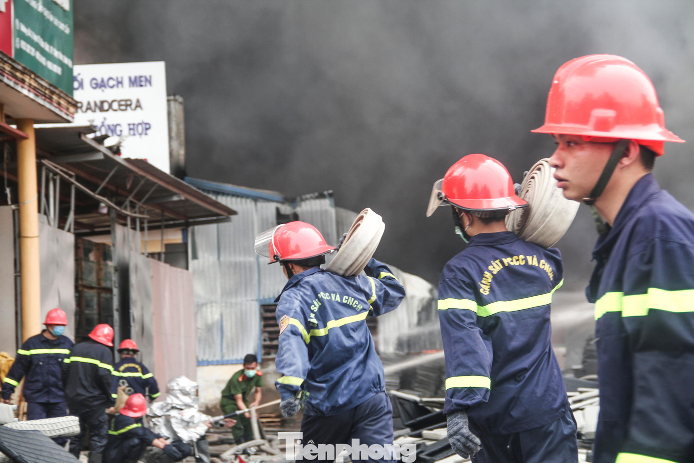 Lực lượng cảnh sát PCCC và CNCH Công an tỉnh Bình Định được huy động đến hiện trường triển khai công tác chữa cháy. Ảnh: Trương Định