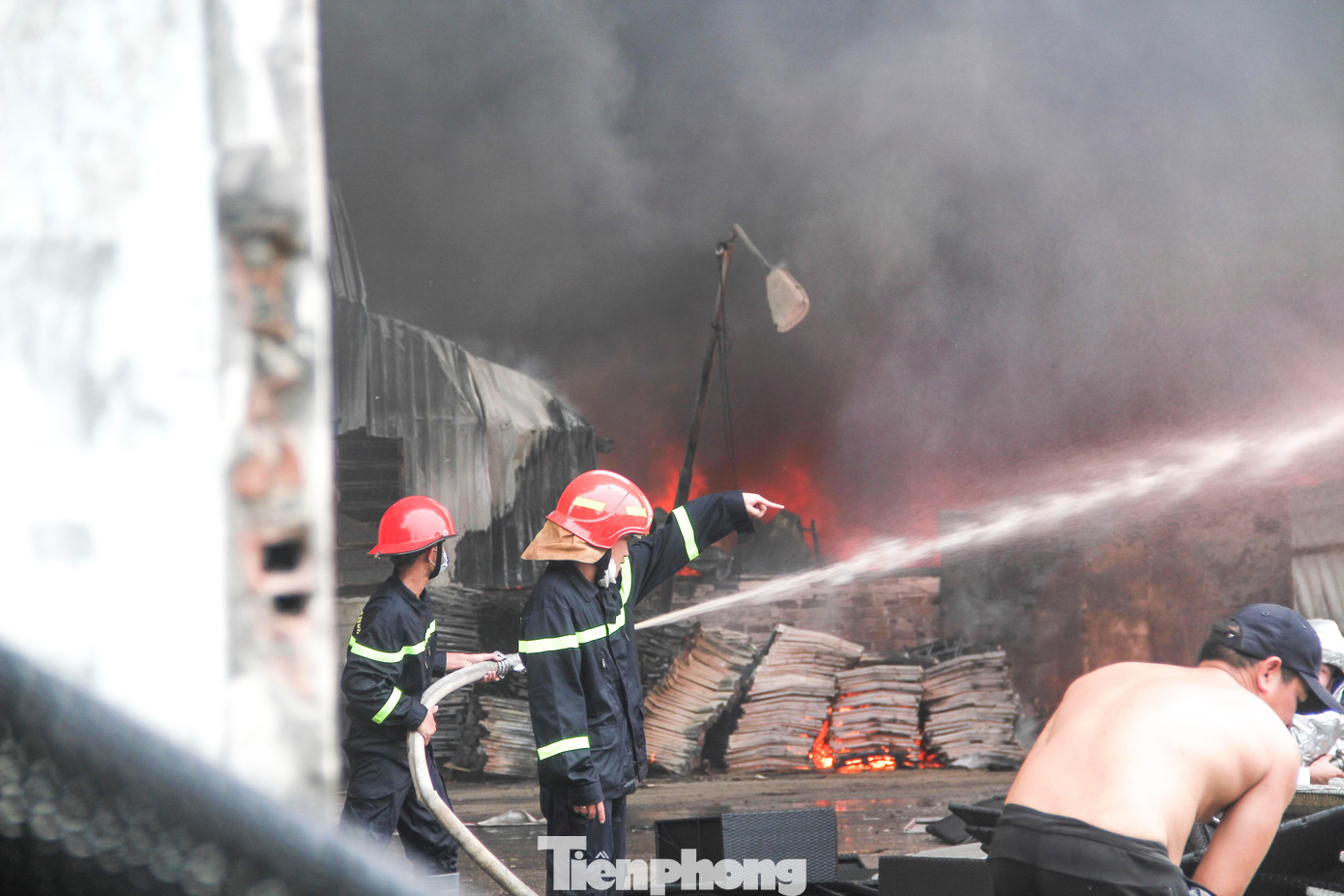 Do vật liệu dễ cháy, ngọn lửa nhanh chóng bao trùm cả một khuôn viên rộng, việc dập lửa gặp nhiều khó khăn.