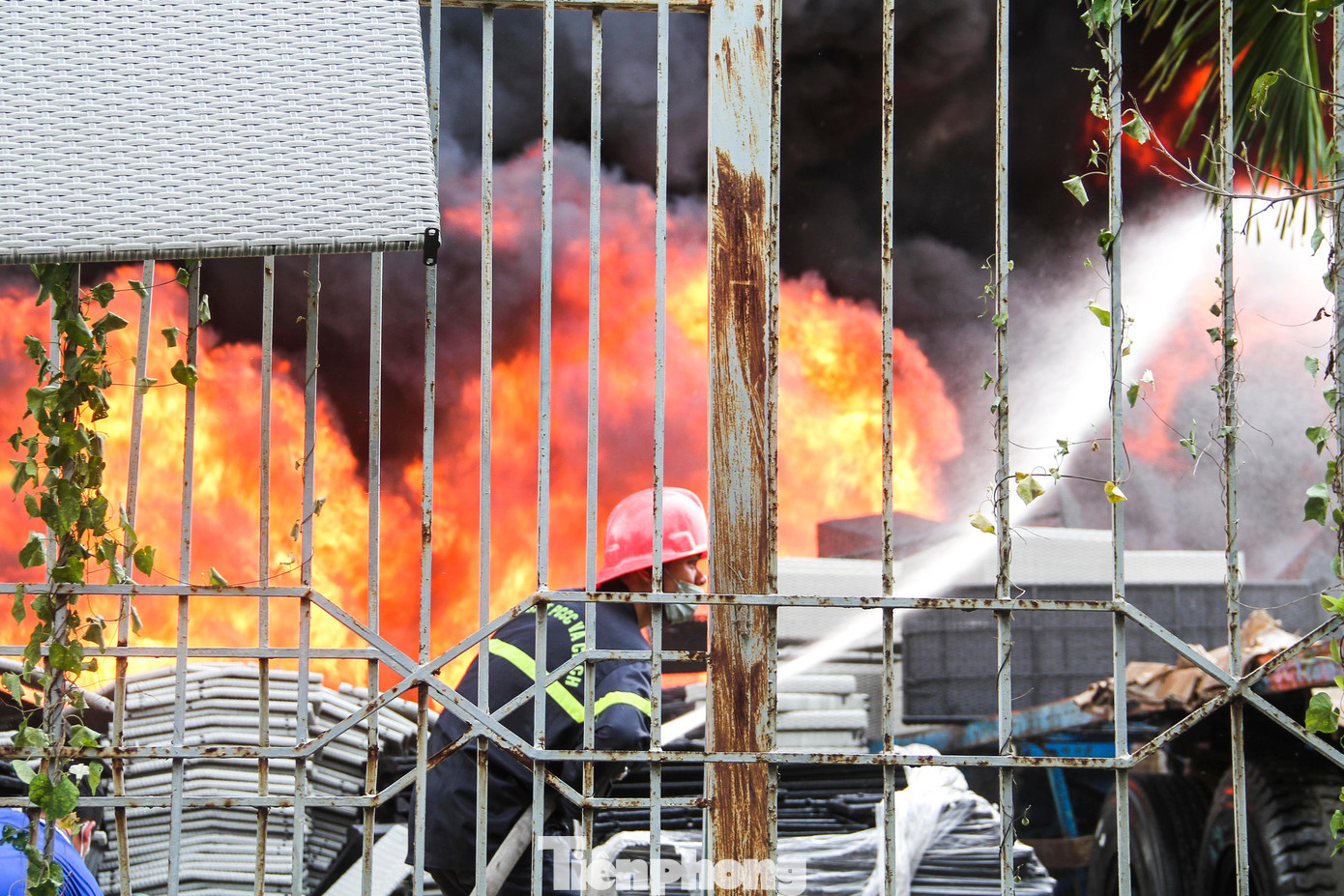 Nhiều tài sản bên trong gần như cháy rụi. Ảnh: Trương Định