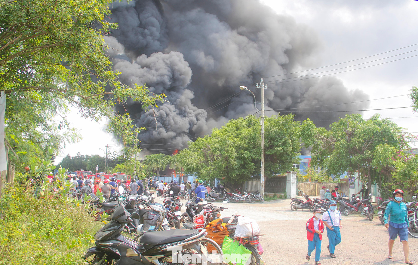 Theo người dân địa phương cho hay, khoảng 9h sáng nay (13/4) ngọn lửa bốc lên từ Chi nhánh Công ty thương mại Thăng Long. Ảnh: Trương Định