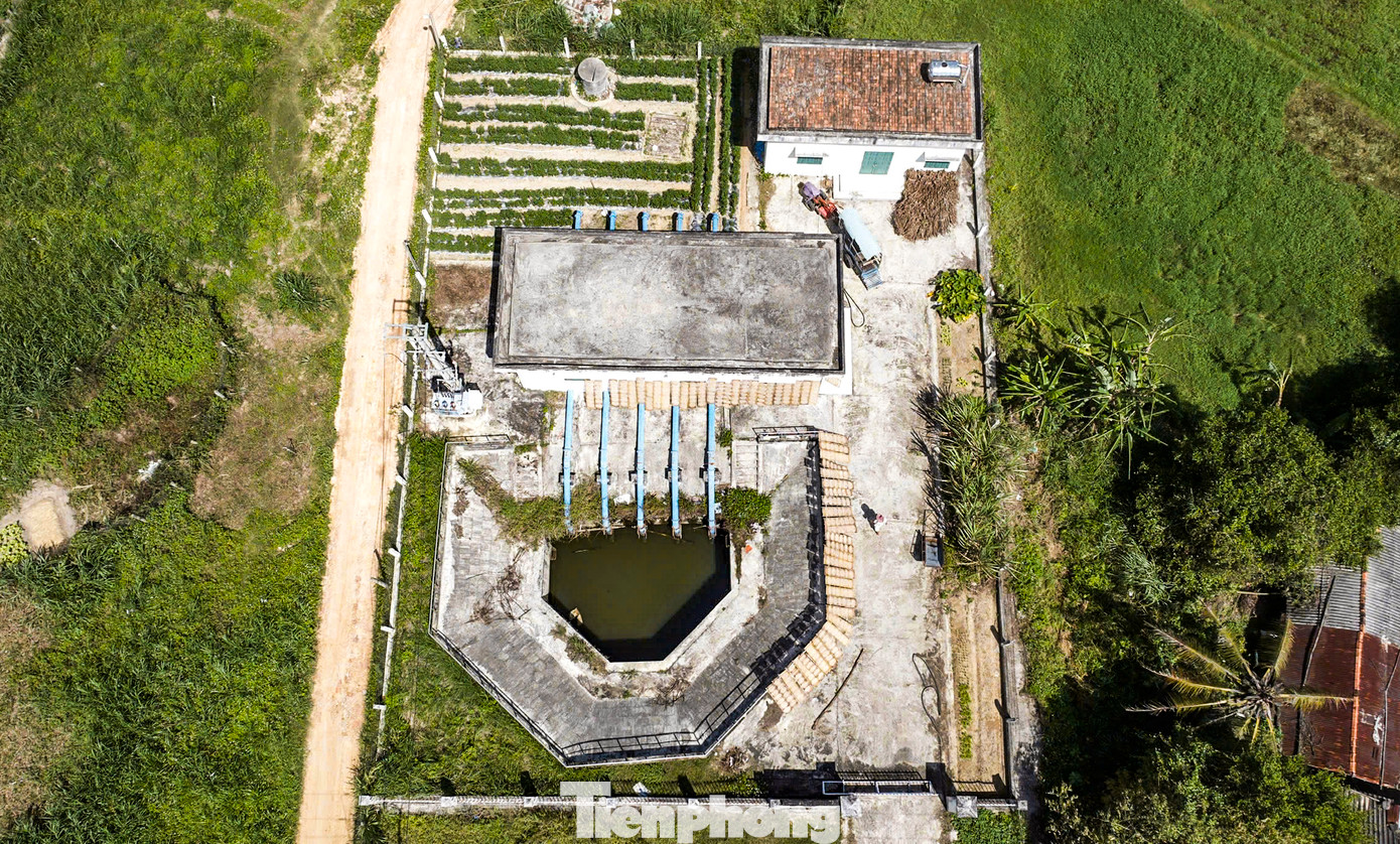 Trạm bơm Mỹ Tài (xã Mỹ Tài, huyện Phù Mỹ, Bình Định) được đầu tư xây dựng từ tháng 6/2019 đến tháng 10/2020 thì đưa vào sử dụng, song chẳng được bao lâu thì dừng hoạt động. Khuôn viên phía bên trong và ngoài trạm bơm cỏ dại mọc um tùm, nhiều đường ống bắt đầu hoen gỉ. Khu vực nhà điều hành luôn trong tình trạng đóng cửa. Ảnh: Trương Định