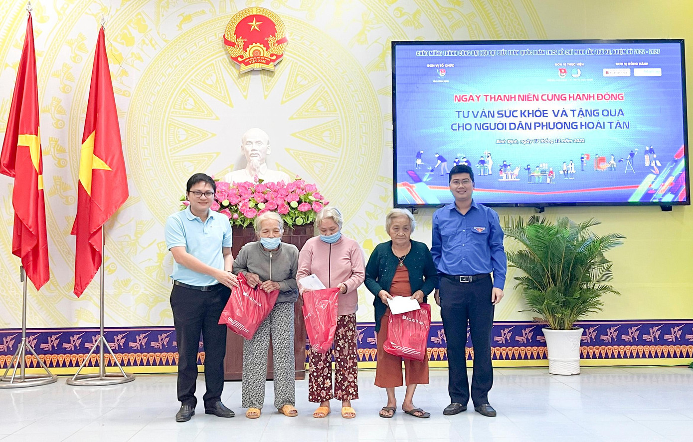 Tặng quà cho hội viên hội cựu chiến binh có hoàn cảnh khó khăn trên địa bàn phường Hoài Tân. Tặng quà cho hội viên hội cựu chiến binh có hoàn cảnh khó khăn trên địa bàn phường Hoài Tân.