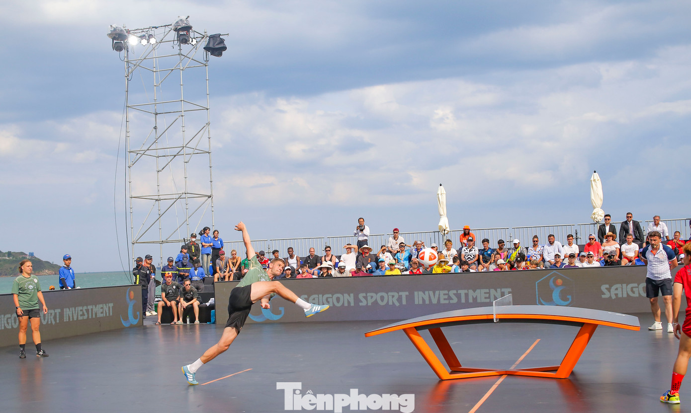 Cặp đôi đến từ xứ sở Teqball ăn mừng chiến thắng. Ảnh: Trương Định