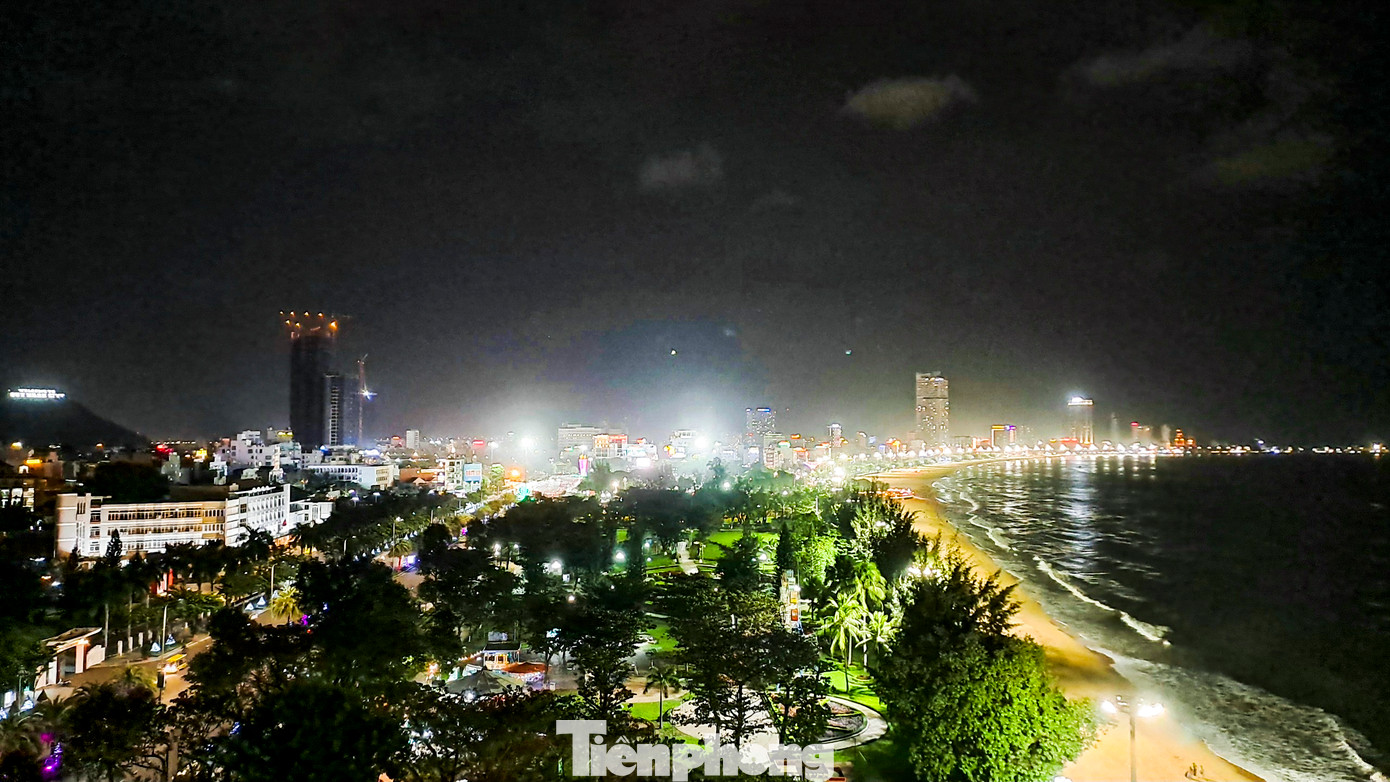 Phát biểu khai mạc, ông Nguyễn Lê Phúc - Phó Cục trưởng Cục Du lịch quốc gia Việt Nam chia sẻ, là mảnh đất giàu truyền thống văn hóa - lịch sử - cách mạng và được thiên nhiên ban tặng nhiều danh lam thắng cảnh, nhiều bãi tắm tuyệt đẹp, với nguồn tài nguyên du lịch khá đa dạng và phong phú, Bình Định xứng đáng là địa phương có tiềm năng khai thác du lịch biển hàng đầu của Việt Nam và khu vực. Ảnh: Trương Định.