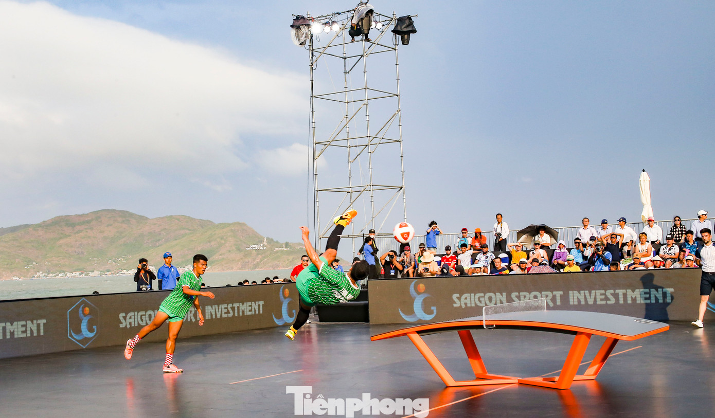 Những cú dứt điểm theo kiểu “xe đạp chổng ngược”. Ảnh: Trương Định