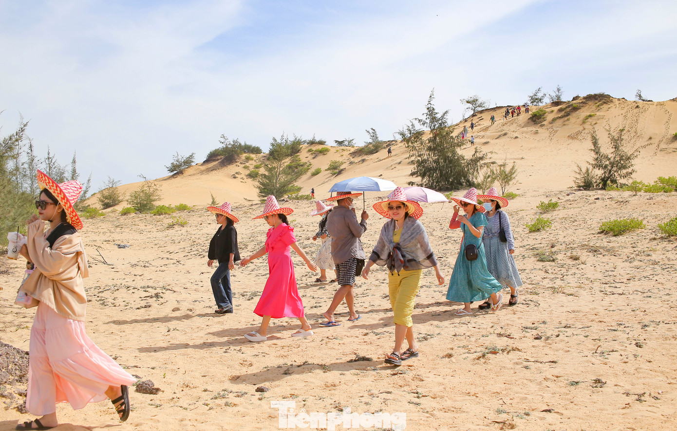 Du khách tìm đến đồi cát Phương Mai để tham quan, chụp hình. Ảnh: Trương Định. Du khách tìm đến đồi cát Phương Mai để tham quan, chụp hình. Ảnh: Trương Định.