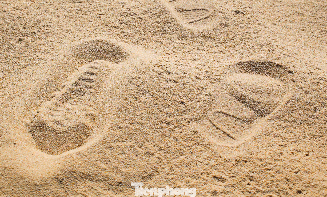 Đến với đồi cát Phương Mai, du khách có thể đi bộ trên những đồi cát trải dài nối đuôi nhau ngắm nhìn khung cảnh nơi đây, hoặc thử cảm giác mạnh với trò trượt cát. Ảnh: Trương Định. Đến với đồi cát Phương Mai, du khách có thể đi bộ trên những đồi cát trải dài nối đuôi nhau ngắm nhìn khung cảnh nơi đây, hoặc thử cảm giác mạnh với trò trượt cát. Ảnh: Trương Định.