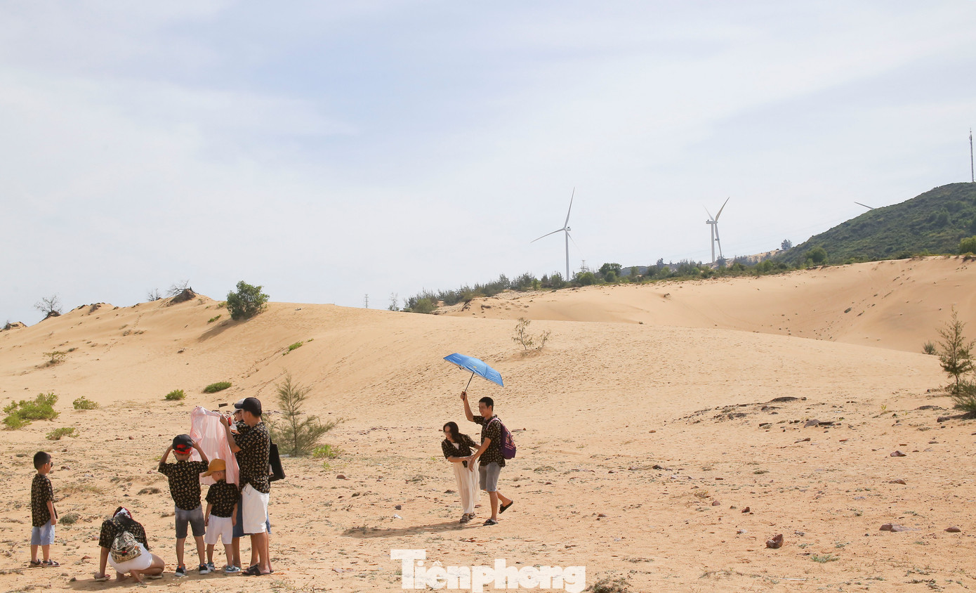 Cảm nhận đầu tiên khi đặt trên đồi cát Phương Mai, là sự hút hồn bởi vẻ đẹp còn rất hoang sơ. Ảnh: Trương Định Cảm nhận đầu tiên khi đặt trên đồi cát Phương Mai, là sự hút hồn bởi vẻ đẹp còn rất hoang sơ. Ảnh: Trương Định