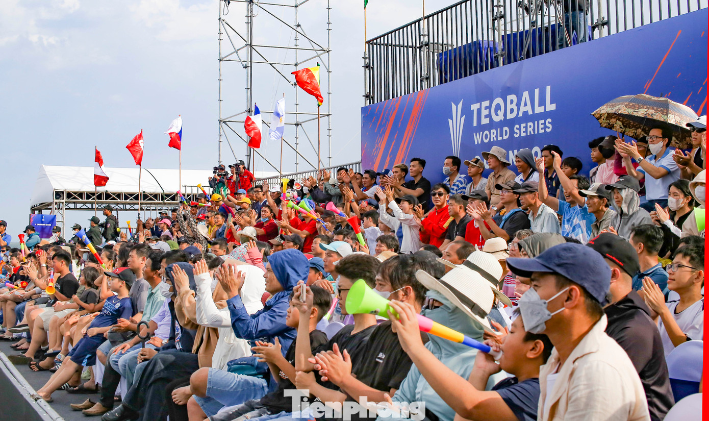 Người hâm mộ đến theo dõi cổ vũ cho các VĐV. Ảnh: Trương Định