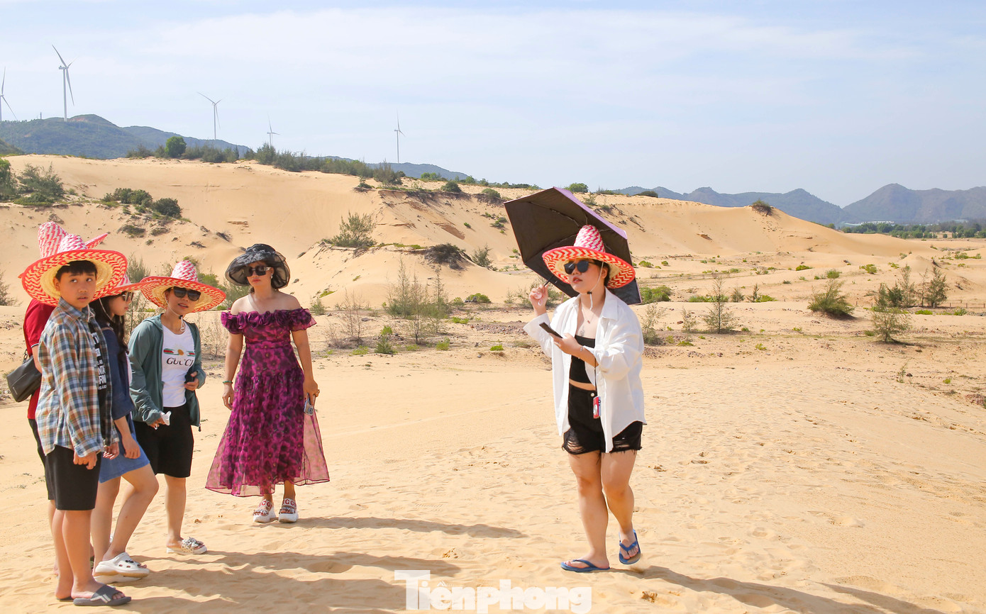 Bà Nguyễn Thị Thúy (42 tuổi, TP.HCM) cho hay, thông qua mạng xã hội Facebook biết đến đồi cát Phương Mai và sẵn dịp đang đi du lịch ở Bình Định nên bà ghé tham quan, chụp hình. Theo bà Thúy, đồi cát mang một vẻ đẹp rất hoang sơ và ấn tượng. Ảnh: Trương Định. Bà Nguyễn Thị Thúy (42 tuổi, TP.HCM) cho hay, thông qua mạng xã hội Facebook biết đến đồi cát Phương Mai và sẵn dịp đang đi du lịch ở Bình Định nên bà ghé tham quan, chụp hình. Theo bà Thúy, đồi cát mang một vẻ đẹp rất hoang sơ và ấn tượng. Ảnh: Trương Định.