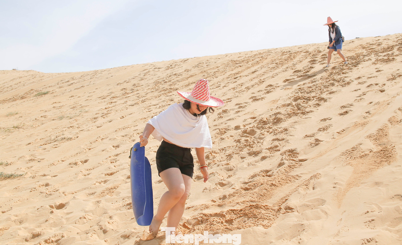 Du khách thích thú đi bộ dạo chơi trên đồi cát Phương Mai. Ảnh: Trương Định. Du khách thích thú đi bộ dạo chơi trên đồi cát Phương Mai. Ảnh: Trương Định.