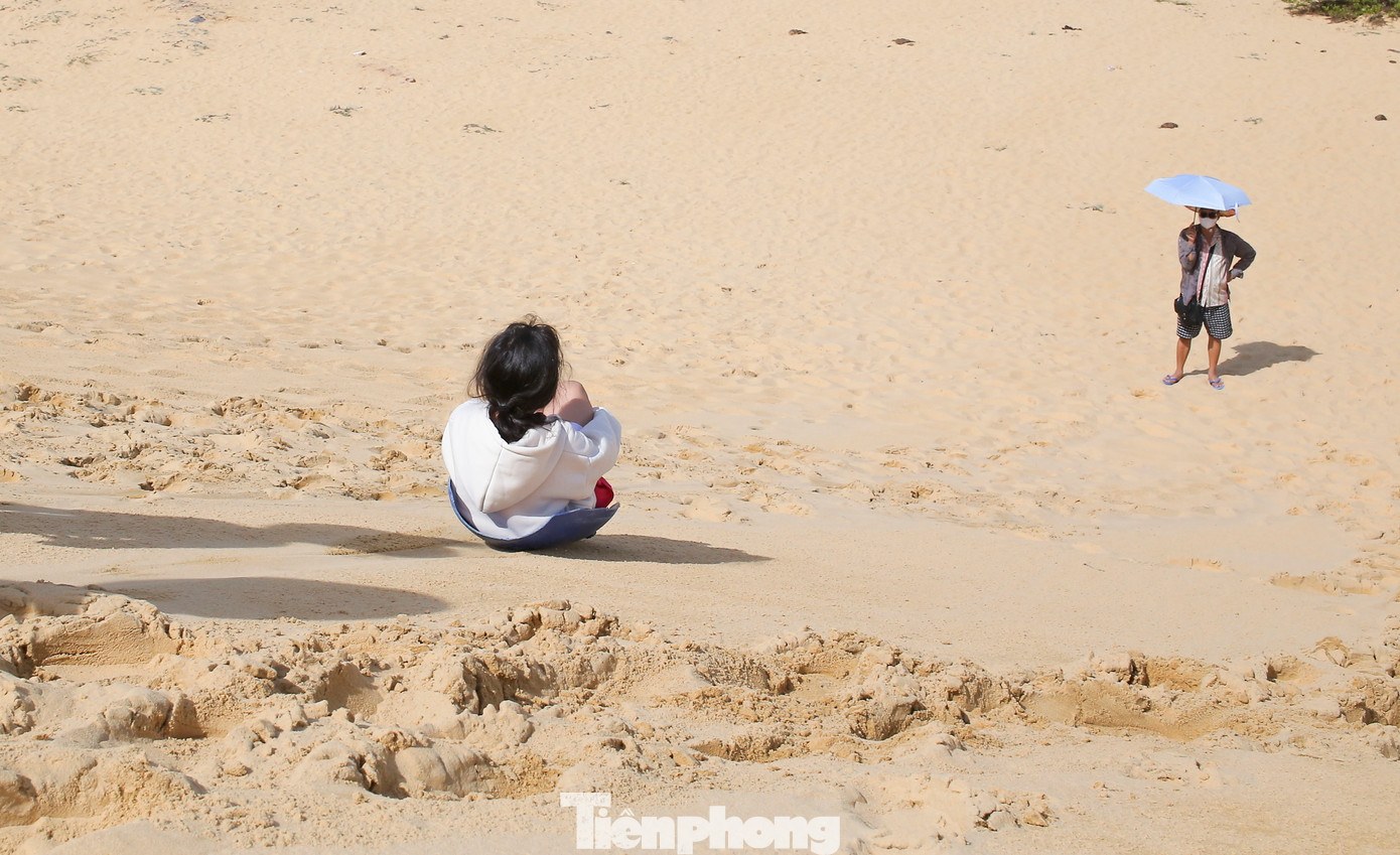 Các em nhỏ thích thú chơi trượt cát. Ảnh: Trương Định. Các em nhỏ thích thú chơi trượt cát. Ảnh: Trương Định.