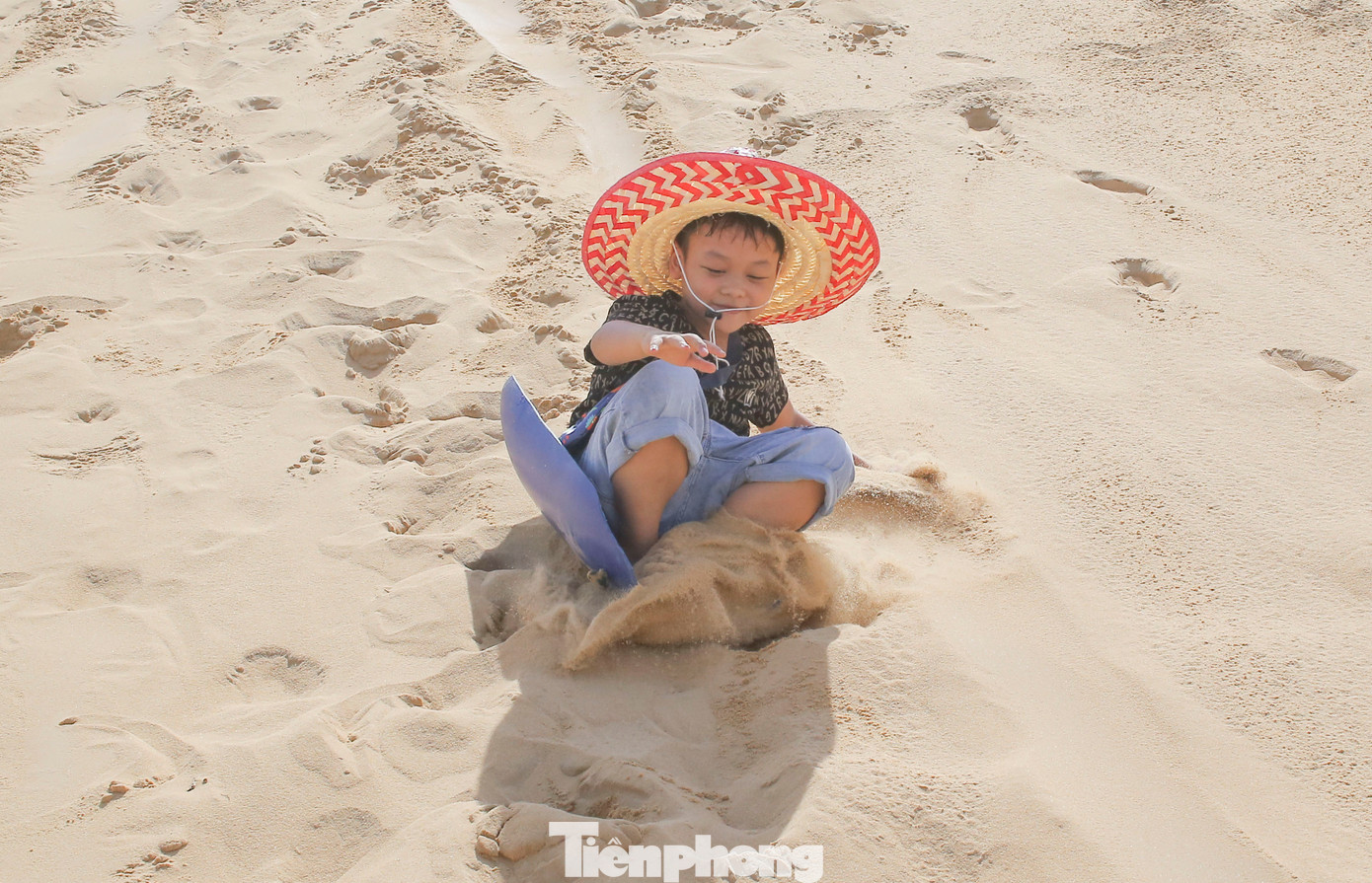 Các em nhỏ thích thú chơi trượt cát. Ảnh: Trương Định. Các em nhỏ thích thú chơi trượt cát. Ảnh: Trương Định.