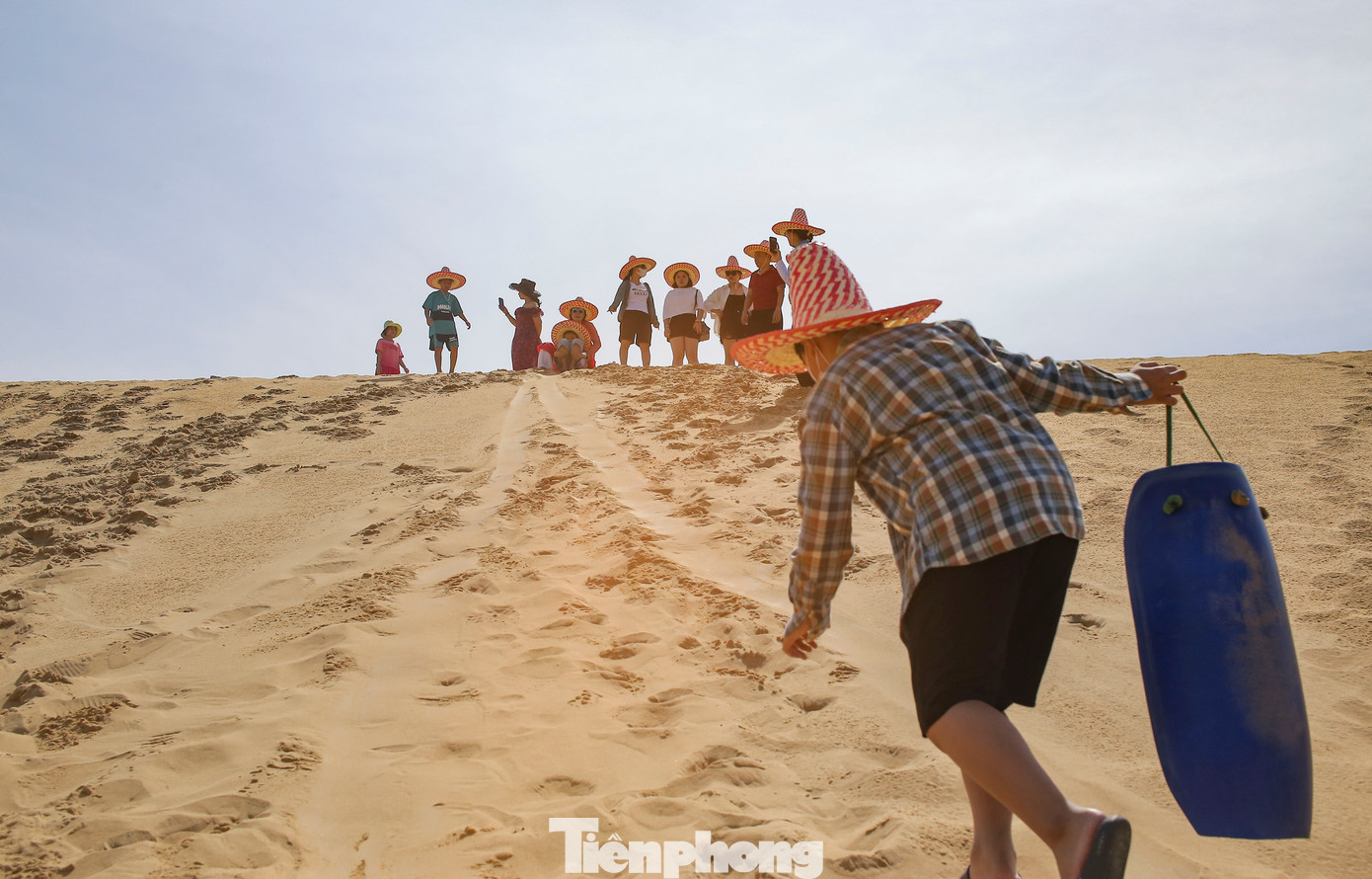 Đến với đồi cát Phương Mai, du khách có thể đi bộ trên những đồi cát trải dài nối đuôi nhau ngắm nhìn khung cảnh nơi đây, hoặc thử cảm giác mạnh với trò trượt cát. Ảnh: Trương Định. Đến với đồi cát Phương Mai, du khách có thể đi bộ trên những đồi cát trải dài nối đuôi nhau ngắm nhìn khung cảnh nơi đây, hoặc thử cảm giác mạnh với trò trượt cát. Ảnh: Trương Định.