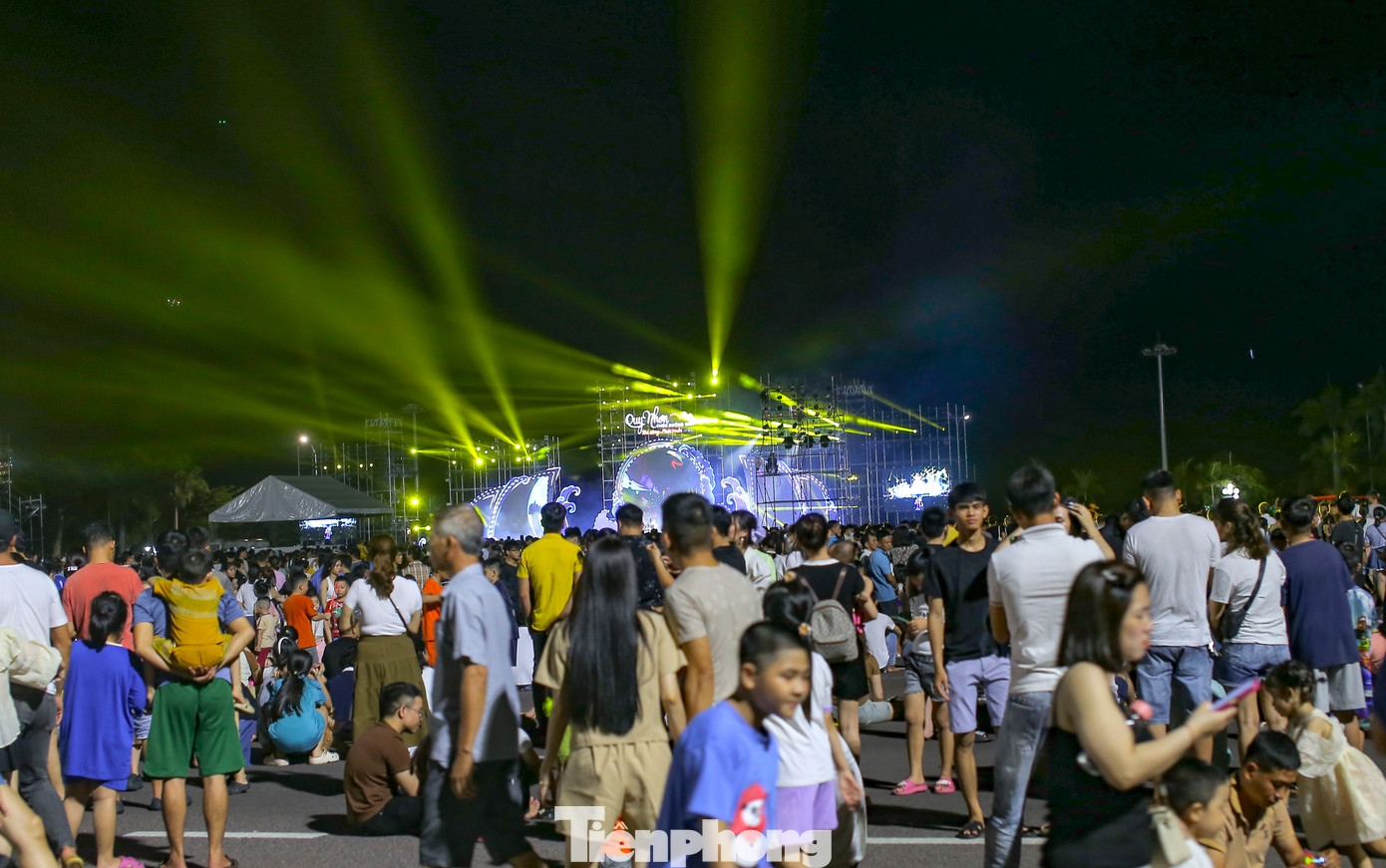 Người dân, du khách đổ về Quảng trường Nguyễn Tất Thành đón xem đêm khai mạc du lịch hè 2024. Ảnh: Trương Định.