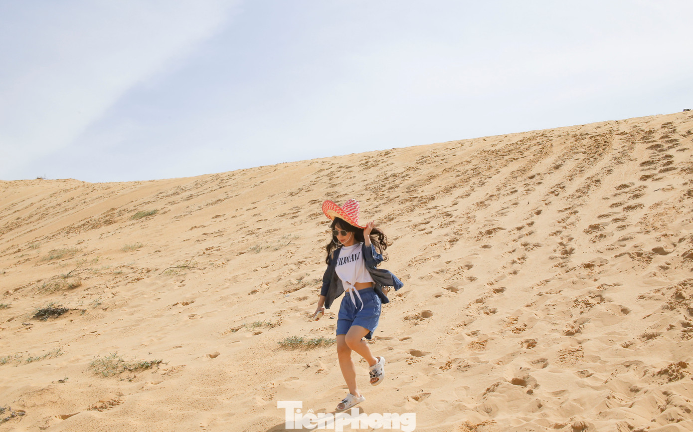 Du khách thích thú đi bộ dạo chơi trên đồi cát Phương Mai. Ảnh: Trương Định. Du khách thích thú đi bộ dạo chơi trên đồi cát Phương Mai. Ảnh: Trương Định.