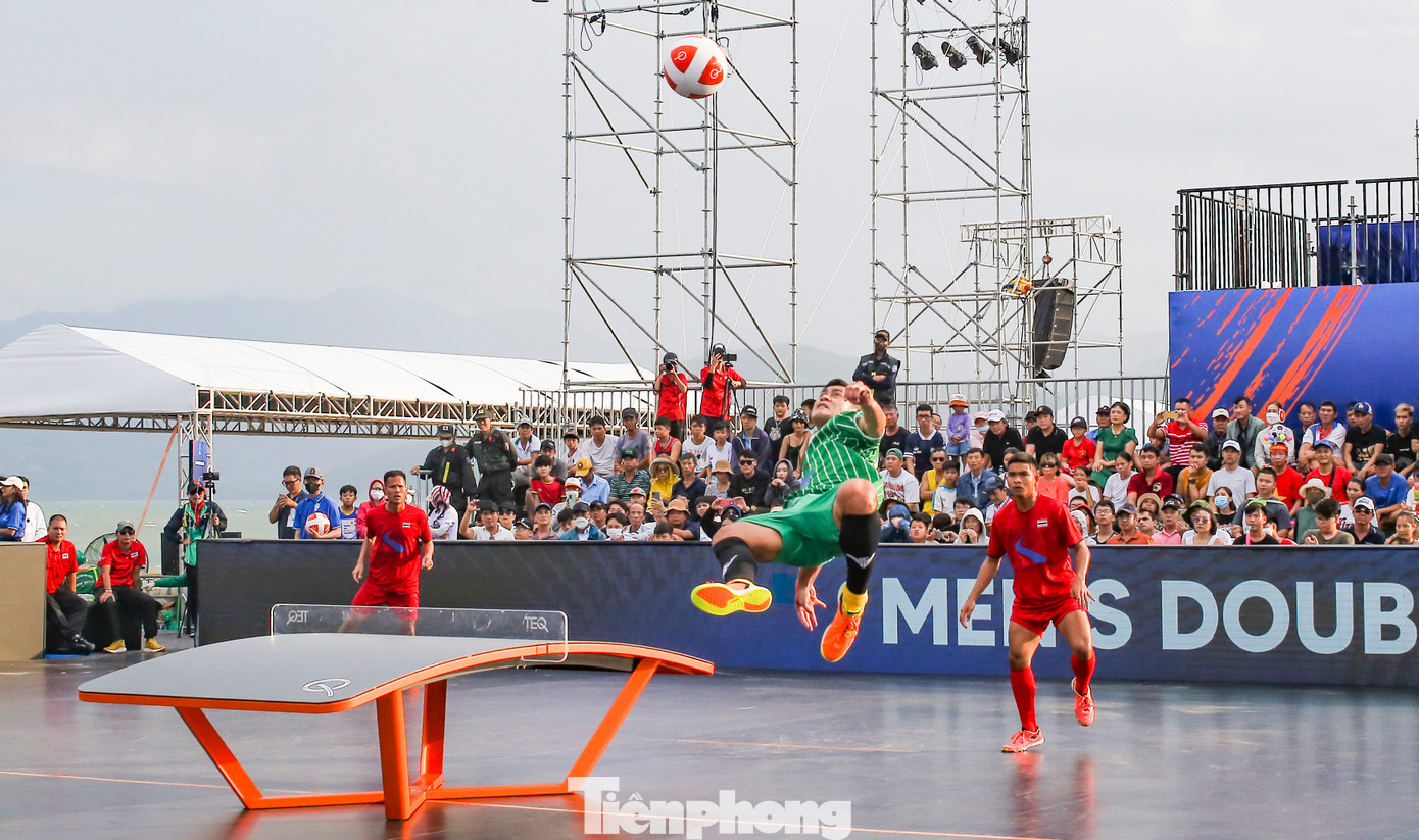 Những cú dứt điểm theo kiểu “xe đạp chổng ngược”. Ảnh: Trương Định