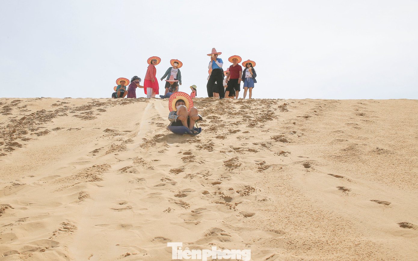 Độ dốc lớn luôn là thách thức thú vị của trò chơi trượt cát. Ảnh: Trương Định. Độ dốc lớn luôn là thách thức thú vị của trò chơi trượt cát. Ảnh: Trương Định.