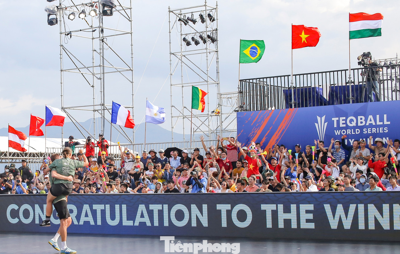 Cặp đôi đến từ xứ sở Teqball ăn mừng chiến thắng. Ảnh: Trương Định