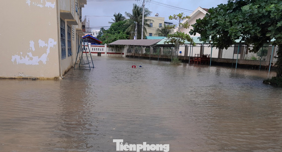 Hơn 4.000 học sinh ở Bình Định nghỉ học vì mưa lũ.