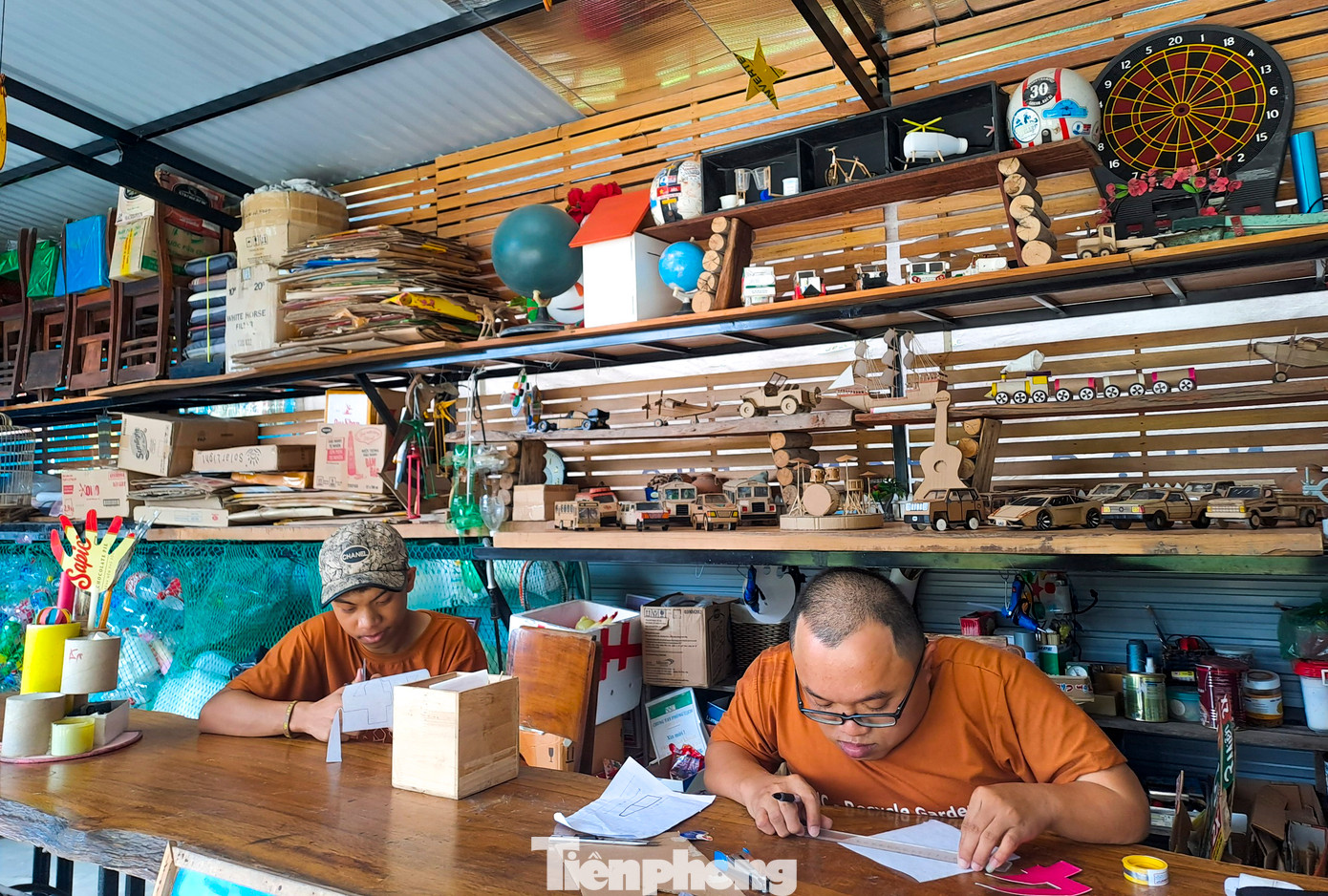 Ở “vườn tái chế” hiện có 15 người khuyết tật vận động cùng tham gia các hoạt động. Hằng ngày, họ vẫn miệt mài tạo ra nhiều vật dụng có ích, mang lại công việc và thu nhập. Ảnh: Trương Định