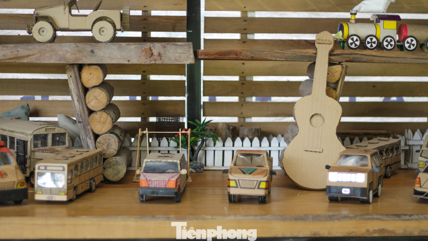 Những đồ chơi được những người khuyết tật làm ra từ giấy, nhựa bị bỏ đi. Ảnh: Trương Định