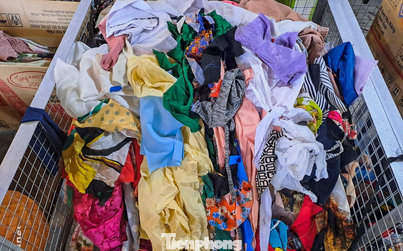 Bà Nga kể, thời gian đầu, các thành viên phải đi đến từng cơ sở, hàng quán để xin từng chai nhựa, mảnh vải vụn nhưng rồi dần dần mọi người biết đến và thấy được công việc ý nghĩa nên cùng chia sẻ. Từ đó, vườn có nhiều nguồn nguyên liệu để tái chế hơn. Ảnh: Trương Định