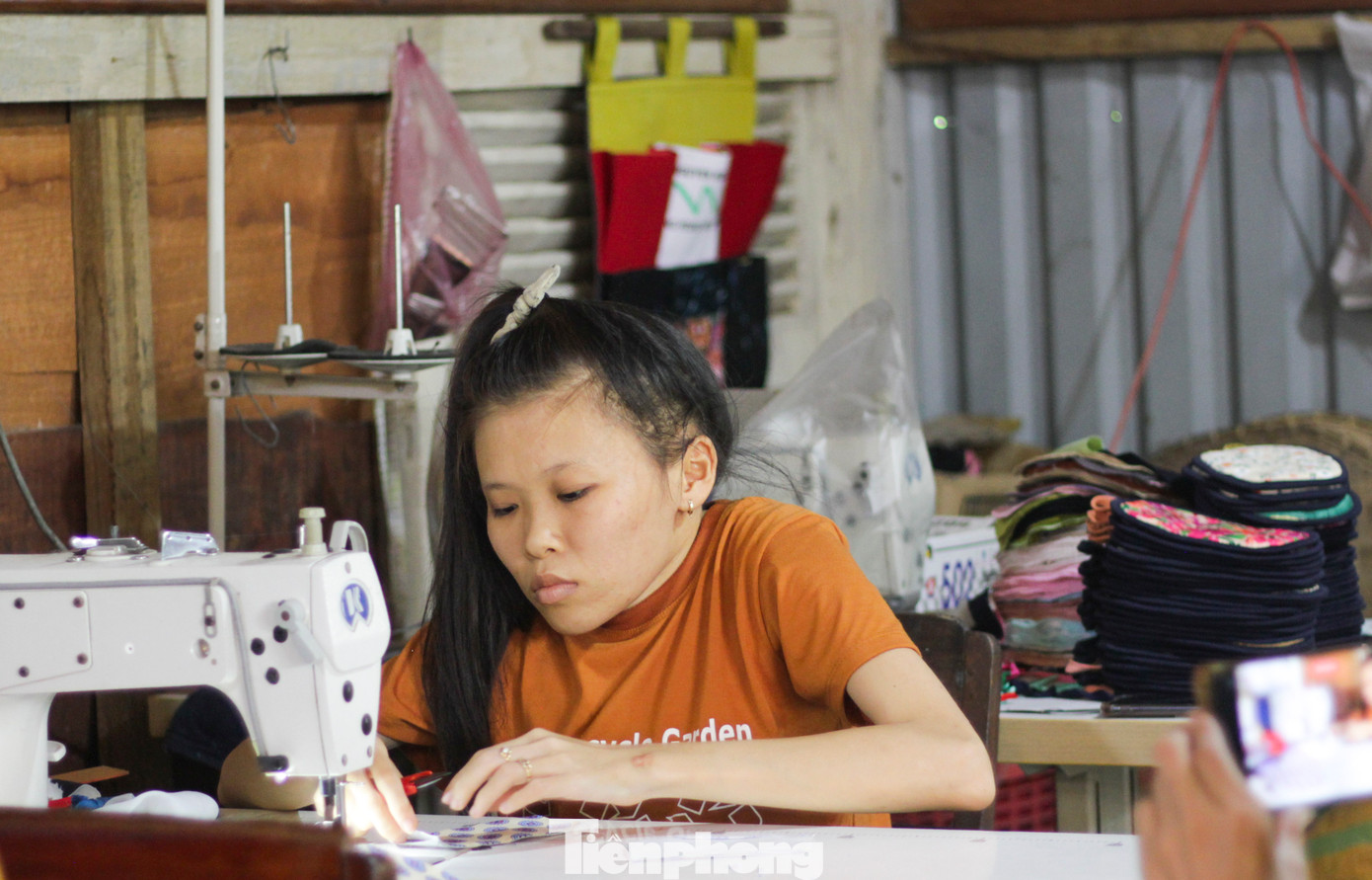 Khu tái chế những sản phẩm từ vải vụn. (Ảnh: Trương Định)