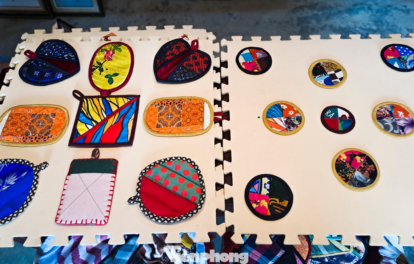 “Vườn tái chế” của bà Nga có diện tích 2.000m2, trong đó điểm nhấn là 2 gian tái chế, gồm: gian dùng để phân loại, tái chế rác thải từ giấy, nhựa, thủy tinh và gian tái chế những sản phẩm từ vải vụn. Ngoài ra, bà Nga cũng tạo ra một không gian để các bạn trong cơ sở có nơi để trải nghiệm, vui chơi sau mỗi giờ lao động.