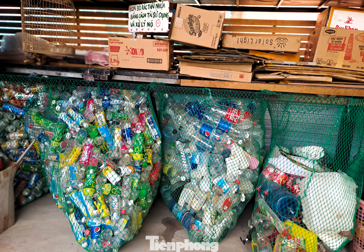 Nói về “mái nhà chung” có tên “vườn tái chế” bà Nga cho hay, thời điểm dịch COVID-19 bùng phát, người người, nhà nhà làm từ thiện, những bếp ăn, suất cơm thiện nguyện hoạt động tích cực nhưng cũng thải ra môi trường một khối lượng lớn hộp xốp, bì nilon, muỗng nhựa… Bản thân bà nhiều lúc cũng tự hỏi liệu có cách nào tận dụng số phế thải đó? Thế rồi, bà cùng các thành viên suy nghĩ xây dựng “vườn tái chế. Ảnh: Trương Định