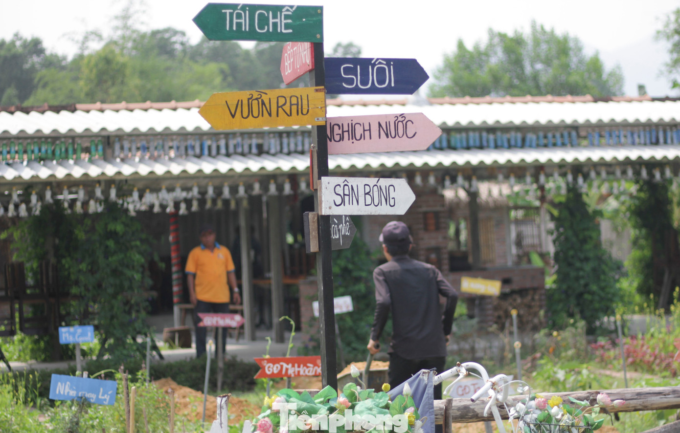 Nằm cách TP Quy Nhơn (Bình Định) khoảng chừng 20km về hướng tây nam, “vườn tái chế” ở xóm 2, thôn Long Thành, xã Phước Mỹ được biết đến như là “mái nhà chung” của những người khuyết tật. Ảnh: Trương Định